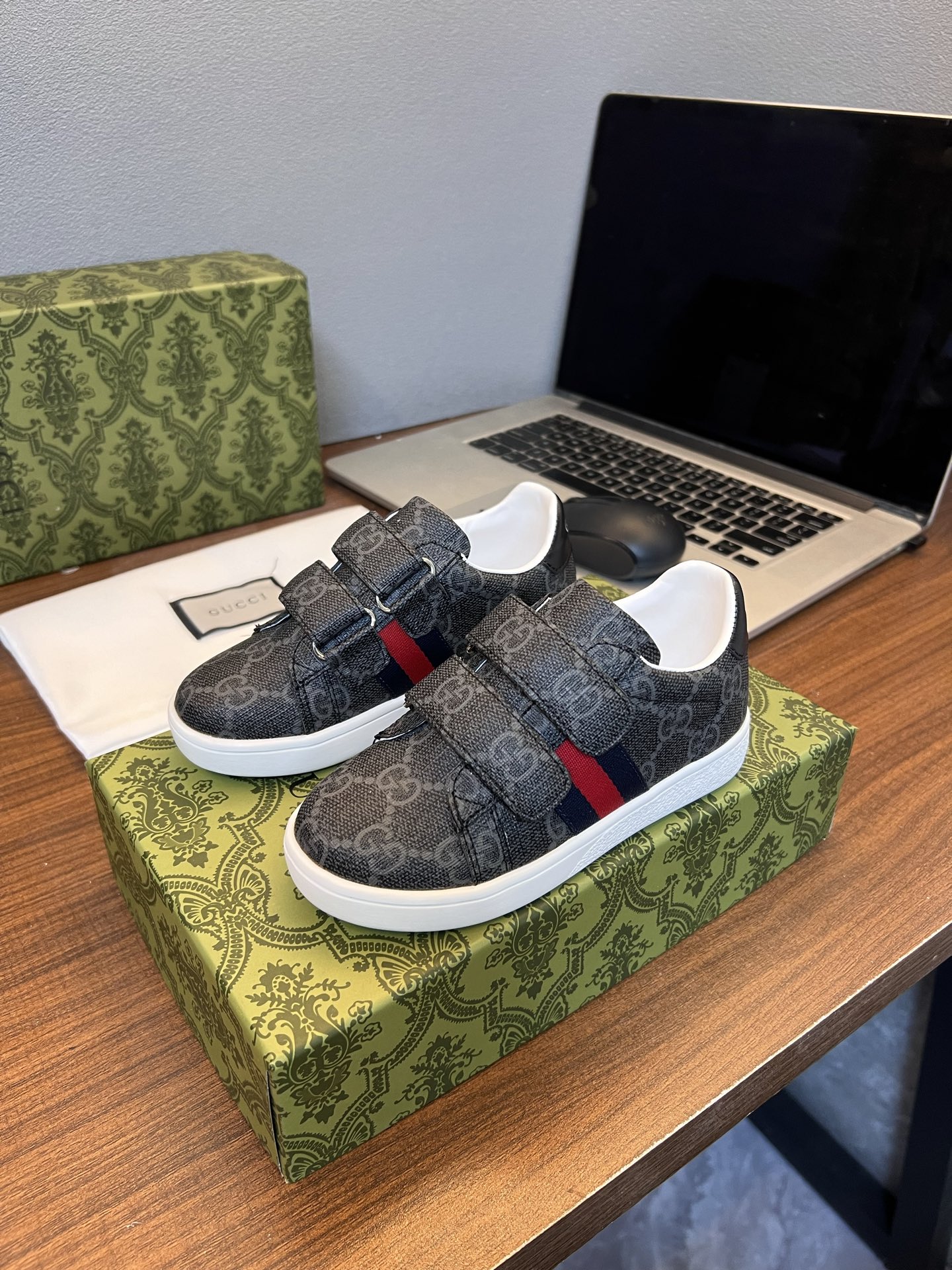 Children's shoes child